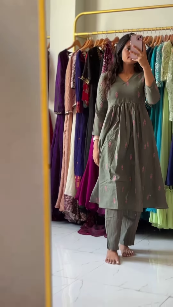 Elegant Pink Embroidered Cotton Kurta Set with Dupatta - Image 3